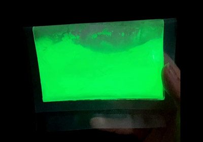 실외에서 야광 분말을 사용할 때 고려해야 할 사항은 무엇입니까?